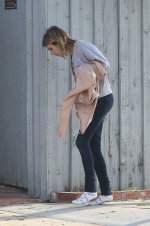 Emma Roberts spotted with no shoes on-832397.jpg