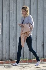 Emma Roberts spotted with no shoes on-832400.jpg