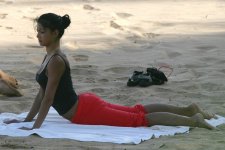 Nicole-Scherzinger-stretching-splits-01.jpg