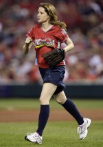 Jenna_Fischer_Celebrity-Softball-Game_Vettri.Net-10.jpg