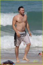 joel-edgerton-shirtless-bondi-beach-03.jpg