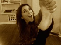 ariana-grande-bare-feet-2.jpg