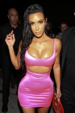 kim-kardashian-pink-dress-kylie-birthday-1533897221.jpg