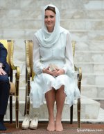 Kate-Kuala-Lumpur-Mosque-KLCC-Shoes-Off-James-Whatling-Splash-555-x-700-.jpg