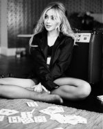 Sabrina-Carpenter-Feet-5493369.jpg