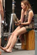 Elizabeth-Olsen-Feet-6062279.jpg