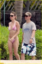 hilary-swank-pink-bikini-hawaii-01.jpg