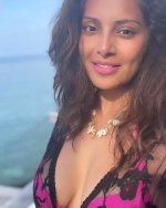 Bipasha-Basu-Hot-Beach-Vacation-Pics_4-819x1024.jpg