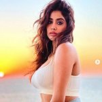 janhvi-kapoor-enjoying-sunset.jpg