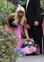 Paris Hilton 2011_02_15_AtNickysHouseinBeverlyHills9.jpg