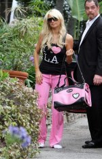 Paris Hilton 2011_02_15_AtNickysHouseinBeverlyHills14.jpg