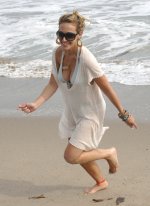 52509_Haylie_Duff_-_party_on_the_beach_in_Malibu_-__july_4th_2007_009_122_970lo.jpg