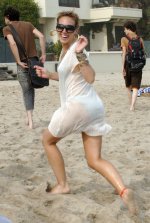 52694_Haylie_Duff_-_party_on_the_beach_in_Malibu_-__july_4th_2007_008_122_1096lo.jpg