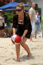 52759_Haylie_Duff_-_party_on_the_beach_in_Malibu_-__july_4th_2007_021_122_1094lo.jpg