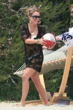 52786_Haylie_Duff_-_party_on_the_beach_in_Malibu_-__july_4th_2007_013_122_227lo.jpg