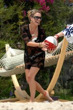 52880_Haylie_Duff_-_party_on_the_beach_in_Malibu_-__july_4th_2007_017_122_732lo.jpg