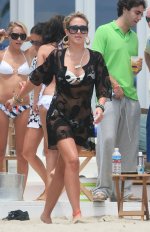 53980_Haylie_Duff_-_party_on_the_beach_in_Malibu_-__july_4th_2007_039_122_699lo.jpg