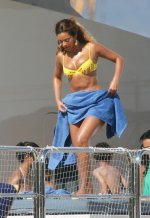 beyonce_knowles_yel_bikini_8_big.jpg