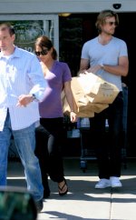 18874-halle-berry-carrying-groceries-100308-1-122-.jpg