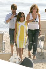 75324_Celebutopia_Eva_Longoria_enjoys_the_beach_in_Cannes_18_123_1131lo332563_16.jpg