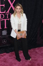 24698_Ashley_Olsen__-_Premiere_of_Sex_and_the_City__270508_030_122_814lo.jpg