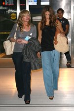 98324_Eva_Mendes_arrives_into_JFK_Airport9_02_06_2008_-_Kosty555_info_-_5_122_26lo.jpg