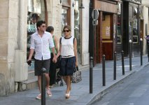 00591_Celebutopia_Eva_Mendes_Strolling_In_Paris_03_122_153lo.jpg