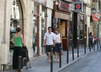 00692_Celebutopia_Eva_Mendes_Strolling_In_Paris_10_122_584lo.jpg