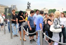 75565_Celebs4ever-com_Eva_Mendes_visits_the_Louvre_Museum_in_Paris_France_July_2_2008-02_122_183.jpg