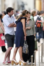 75665_Celebs4ever-com_Eva_Mendes_visits_the_Louvre_Museum_in_Paris_France_July_2_2008-10_122_482.jpg