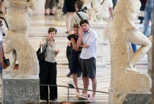 75713_Celebs4ever-com_Eva_Mendes_visits_the_Louvre_Museum_in_Paris_France_July_2_2008-14_122_964.jpg