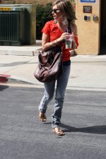 69195_Ashley_Tisdale_4174_122_146lo.jpg