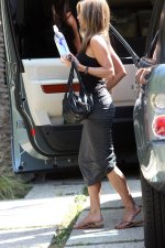 JenniferAnistonCandid-UnknownHITW88.jpg