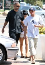 97159_Celebs4ever-com_Eva_Longoria_and_Tony_Parker_at_Malibu_Market_California_July_27_2008-01_1.jpg