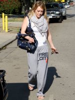 HilaryDuffCandid-UnknownHITW490.jpg