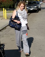 HilaryDuffCandid-UnknownHITW494.jpg