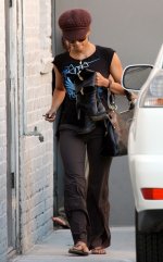 85442_Halle_Berry_leaving_her_gym_class_in_Hollywood_California_03_122_33lo.jpg