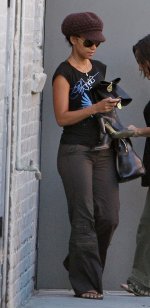 85524_Halle_Berry_leaving_her_gym_class_in_Hollywood_California_16_122_1148lo.jpg