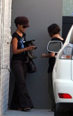 85533_Halle_Berry_leaving_her_gym_class_in_Hollywood_California_14_122_168lo.jpg