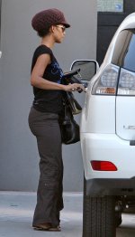 85554_Halle_Berry_leaving_her_gym_class_in_Hollywood_California_19_122_698lo.jpg