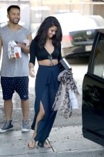 Selena-Gomez-Feet-1359087.jpg