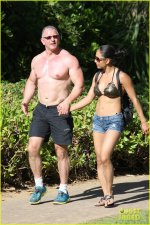 celebrity-chef-robert-irvine-goes-shirtless-in-hawaii-07.jpg