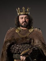 Ivan Kaye as King Aelle on Vikings.jpg