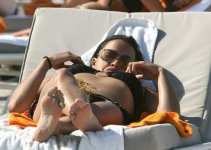 michelle-rodriguez-feet2.jpg