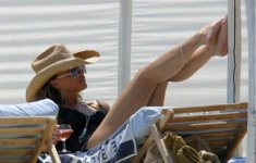 victoria-beckham-feet-003.jpg