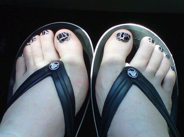 Crackle polish toes