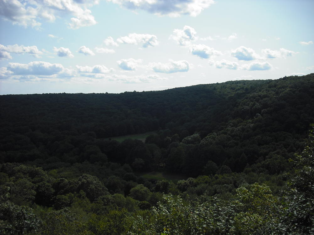 Different angle of the valley in Devil's Hopyard