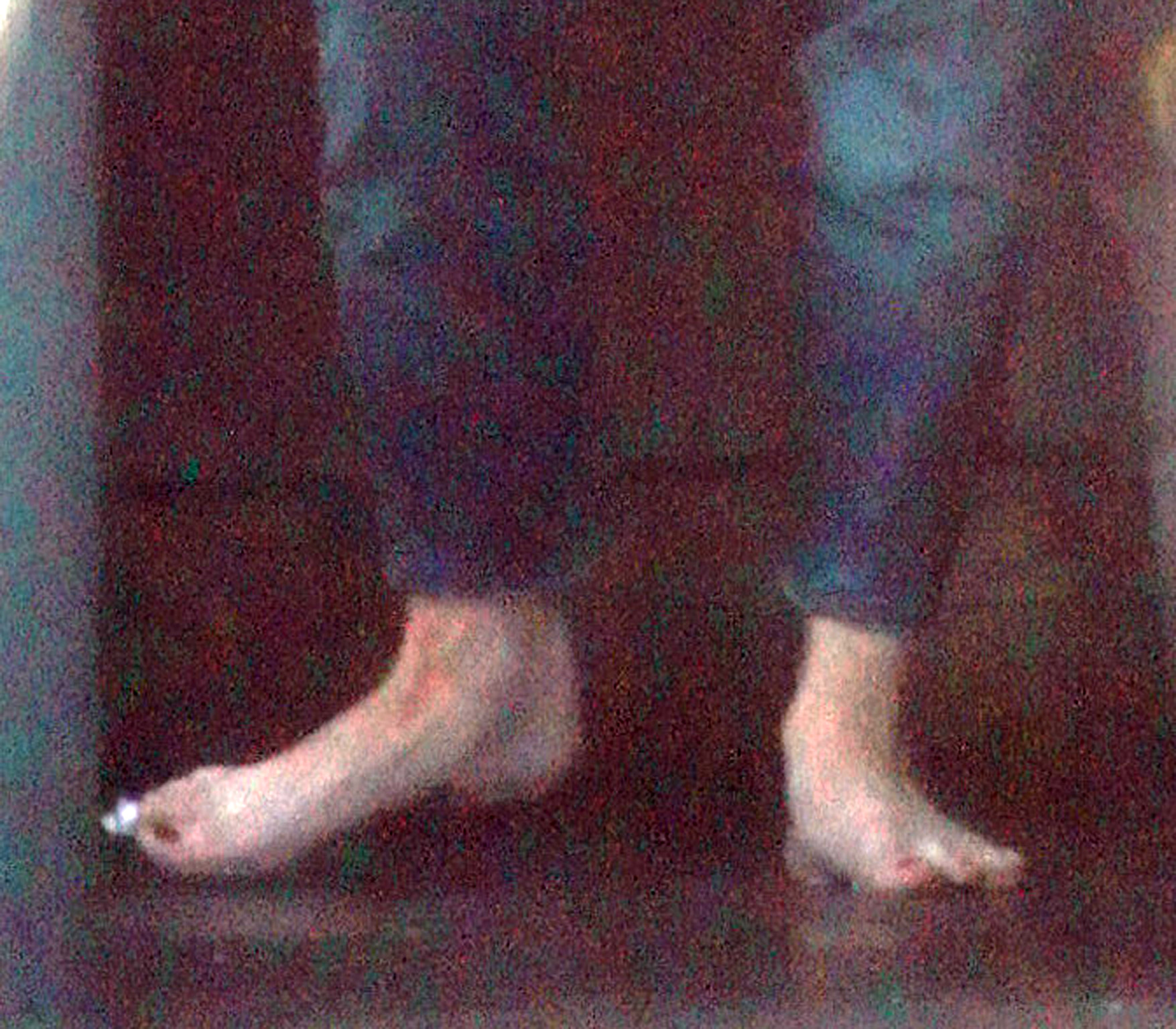 GWEN STEFANI BAREFOOT