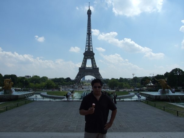 I'm eating ice cream at Trocadero, in front of the Eiffeltower in Paris.