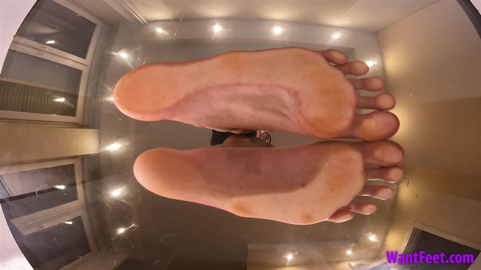 Giantess-Soles-Press-02.jpg